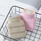 Bouillottes tricotées posées dans un panier