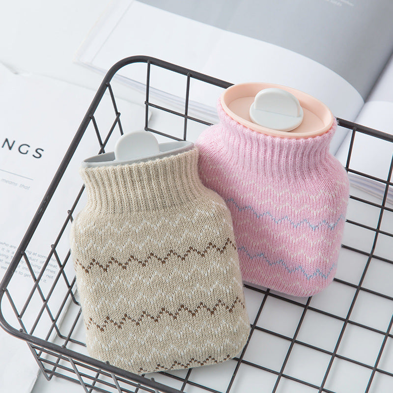 Bouillottes tricotées posées dans un panier
