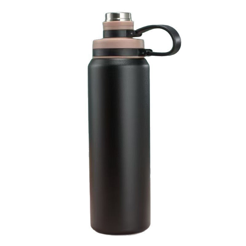 Packshot de face de la gourde noire mate sur fond blanc, anse noire relevée et bagues beige rosé.