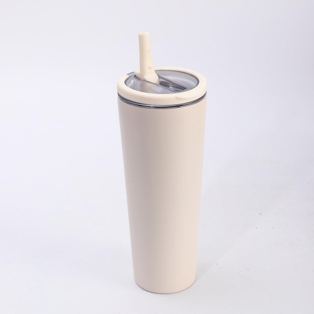 Packshot solo trois-quarts d'un gobelet conique crème, couvercle transparent à collerette silicone et paille inclinée.