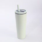 Packshot solo d'un gobelet conique vert d'eau, couvercle silicone et paille assortis, fond blanc très propre.