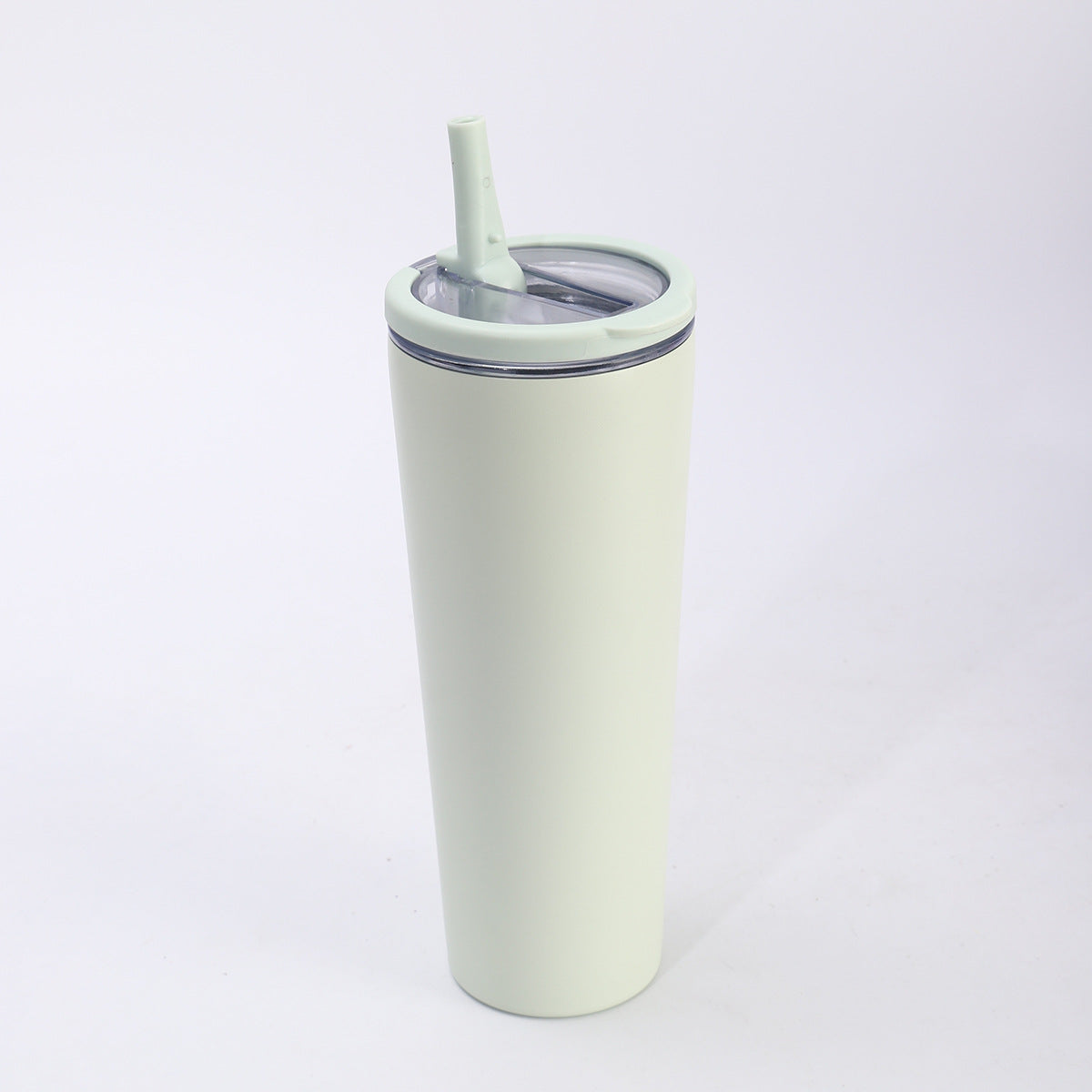 Packshot solo d'un gobelet conique vert d'eau, couvercle silicone et paille assortis, fond blanc très propre.