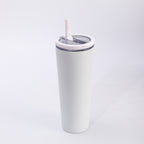 Packshot solo d'un gobelet conique blanc avec couvercle à paille, cadrage identique aux autres solos.
