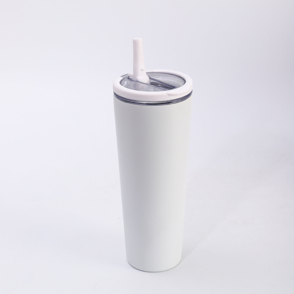 Packshot solo d'un gobelet conique blanc avec couvercle à paille, cadrage identique aux autres solos.