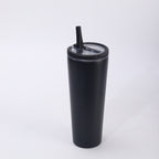 Packshot solo d'un gobelet conique noir mat, couvercle à clapet transparent cerclé noir et paille noire.