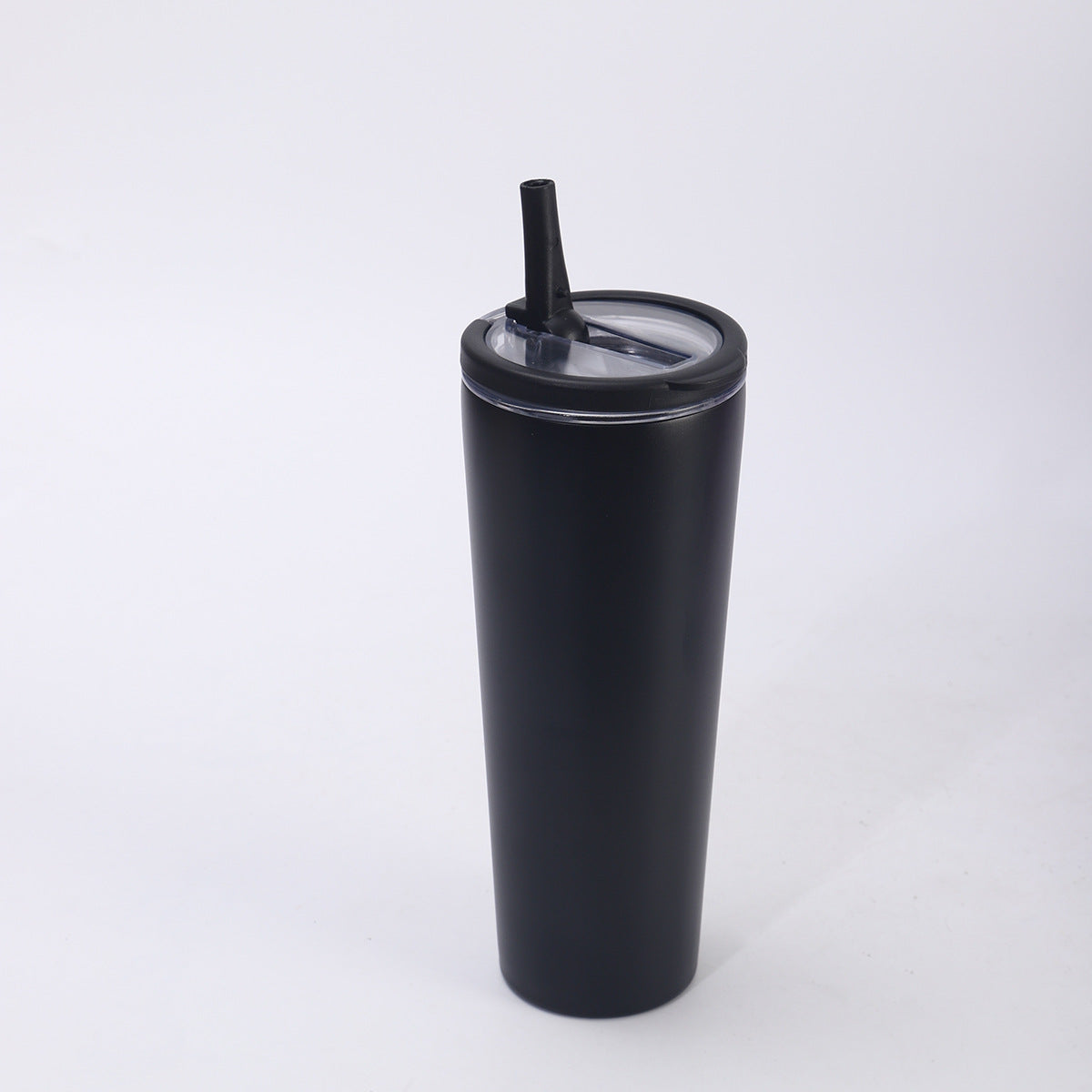 Packshot solo d'un gobelet conique noir mat, couvercle à clapet transparent cerclé noir et paille noire.