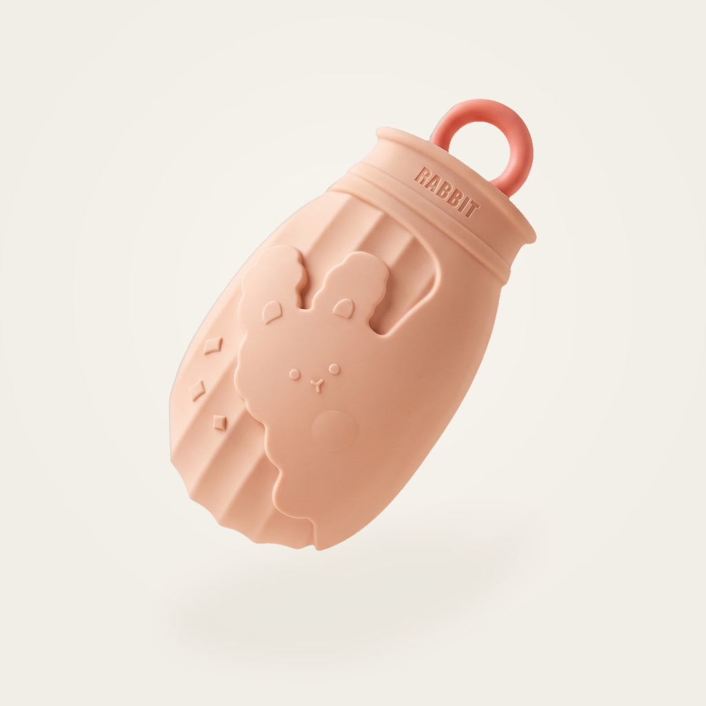 Bouillotte à eau rose, motif lapin en relief, fond crème