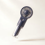 Ventilateur brumisateur portable 2-en-1 Hélios, coloris Bleu Marine, fond crème