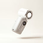 Ventilateur clip portable Hélios, coloris Blanc, vue posée sur fond crème