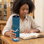 Adolescente lisant à la bibliothèque, gourde isotherme à affichage décor grues bleu canard à la main