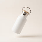 Gourde isotherme de randonnée blanche 350 ml, bouchon bambou et anse métal, fond crème