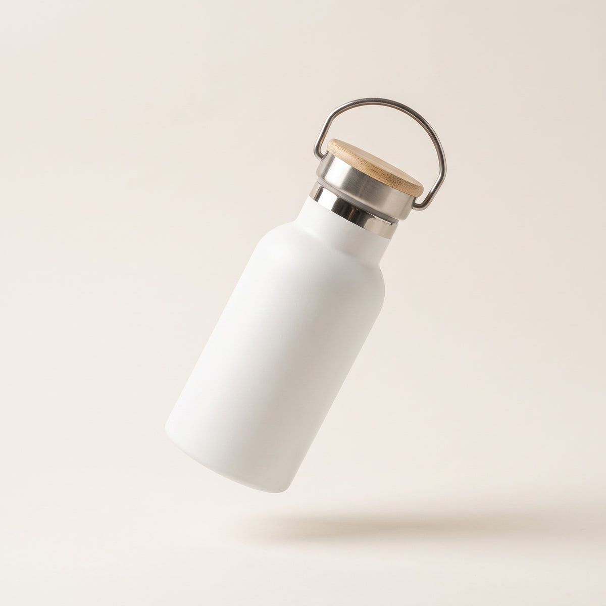 Gourde isotherme de randonnée blanche 350 ml, bouchon bambou et anse métal, fond crème