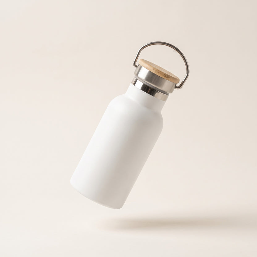 Gourde isotherme de randonnée blanche 350 ml, bouchon bambou et anse métal, fond crème