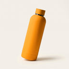 Gourde isotherme soft-touch ambre 500 ml posée sur fond crème