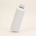 Gourde isotherme soft-touch blanche 500 ml posée sur fond crème