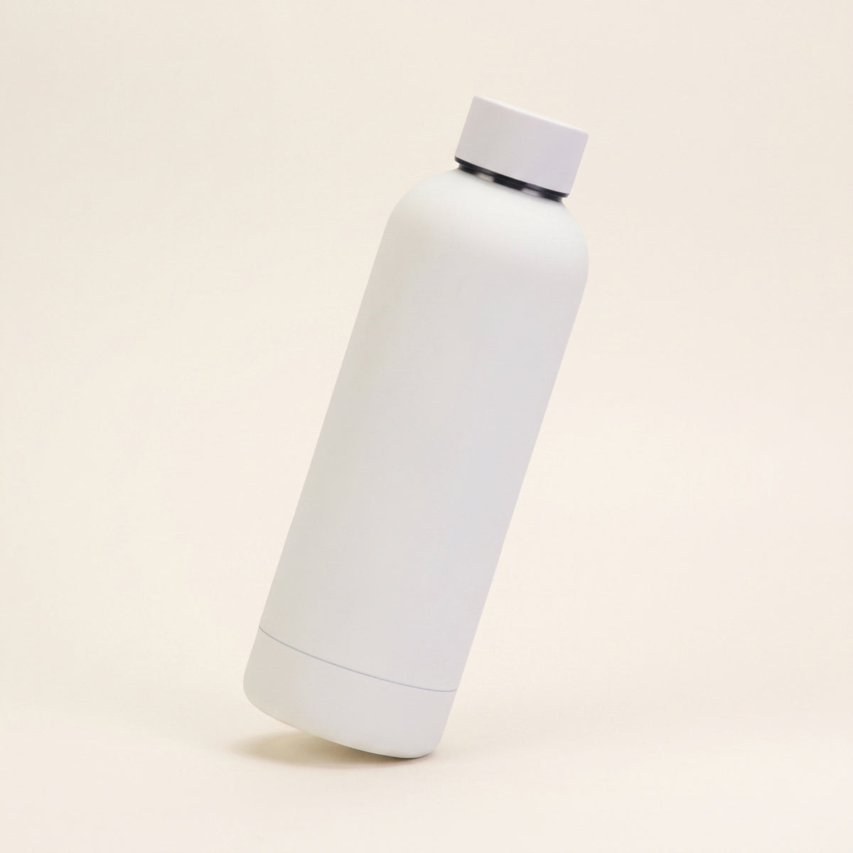 Gourde isotherme soft-touch blanche 500 ml posée sur fond crème