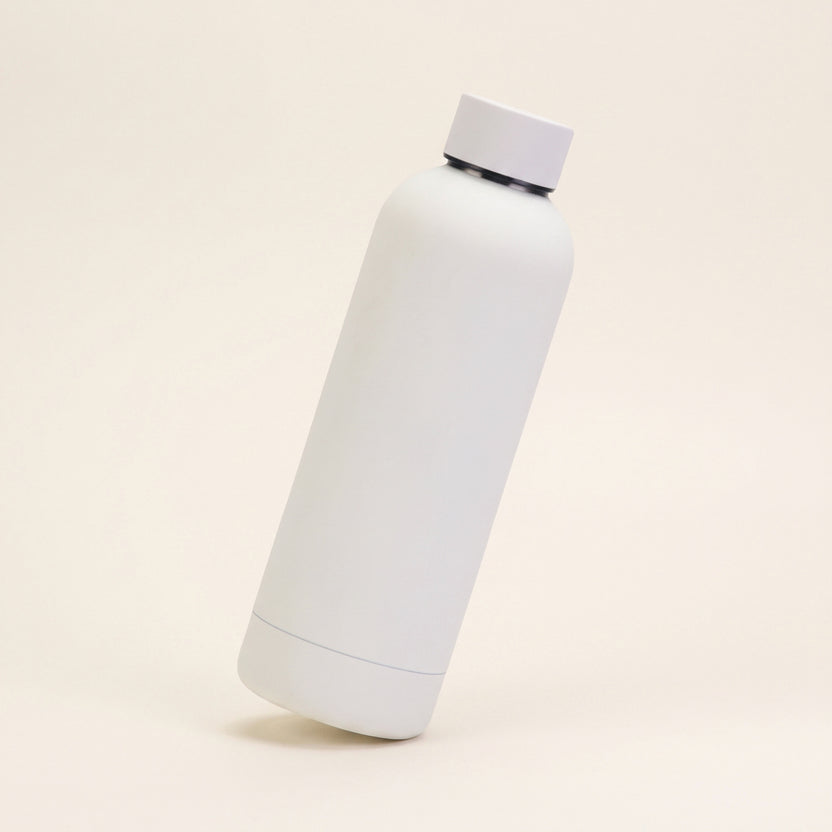 Gourde isotherme soft-touch blanche 500 ml posée sur fond crème