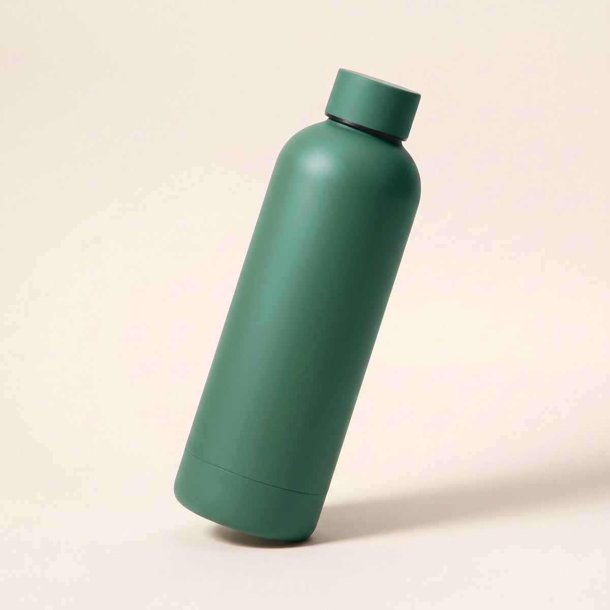 Gourde isotherme soft-touch vert mousse 500 ml posée sur fond crème