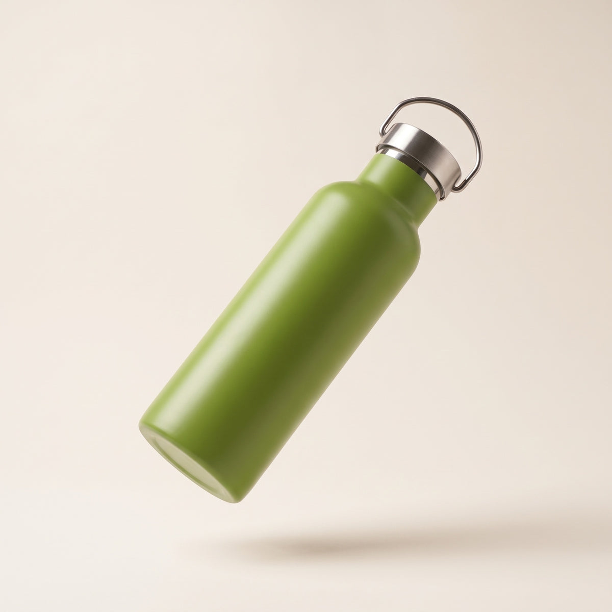 Gourde isotherme Hélios de randonnée, inox, coloris vert olive, anse de transport, fond crème