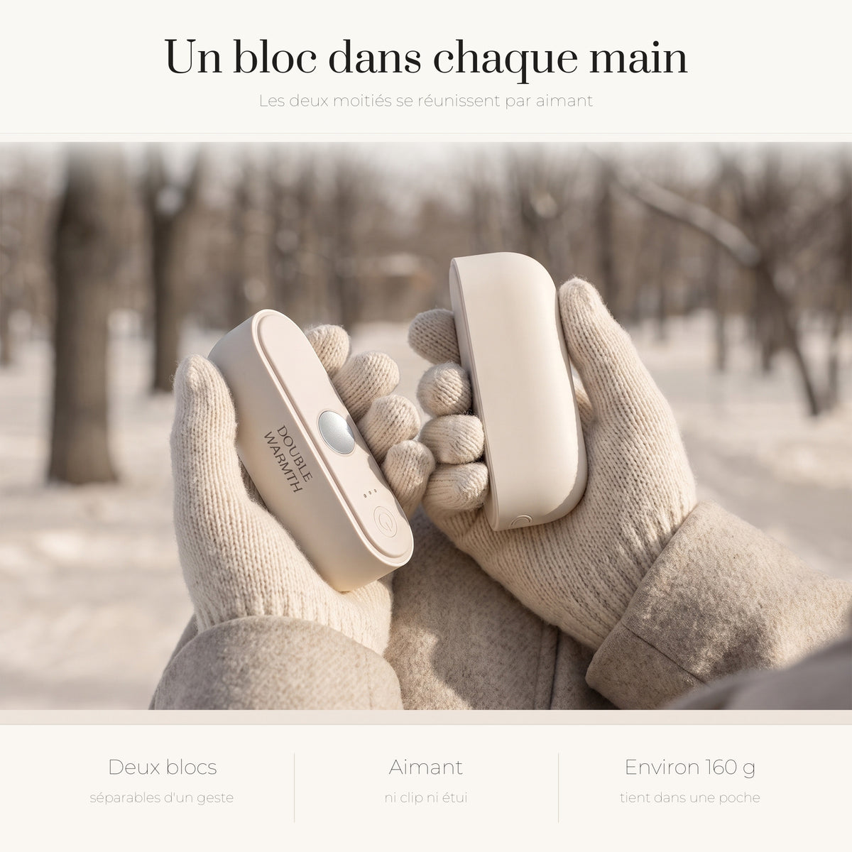 Les deux blocs du chauffe-mains magnétique tenus un dans chaque main gantée, en extérieur l'hiver
