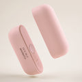 Chauffe-mains magnétique rose, les deux blocs séparés sur fond crème