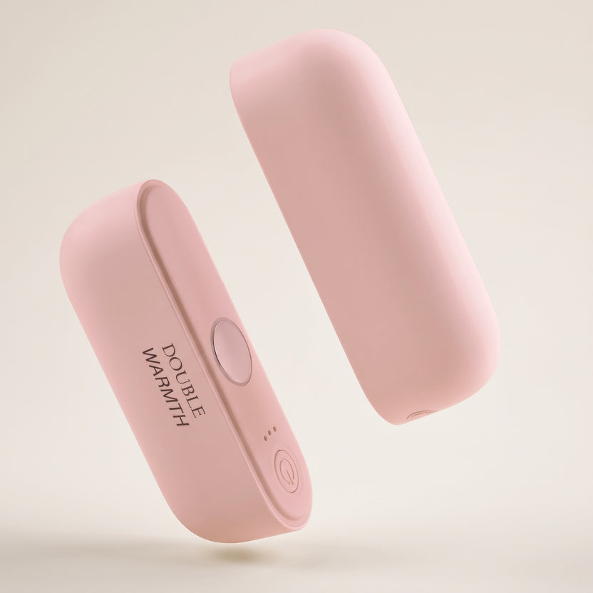 Chauffe-mains magnétique rose, les deux blocs séparés sur fond crème
