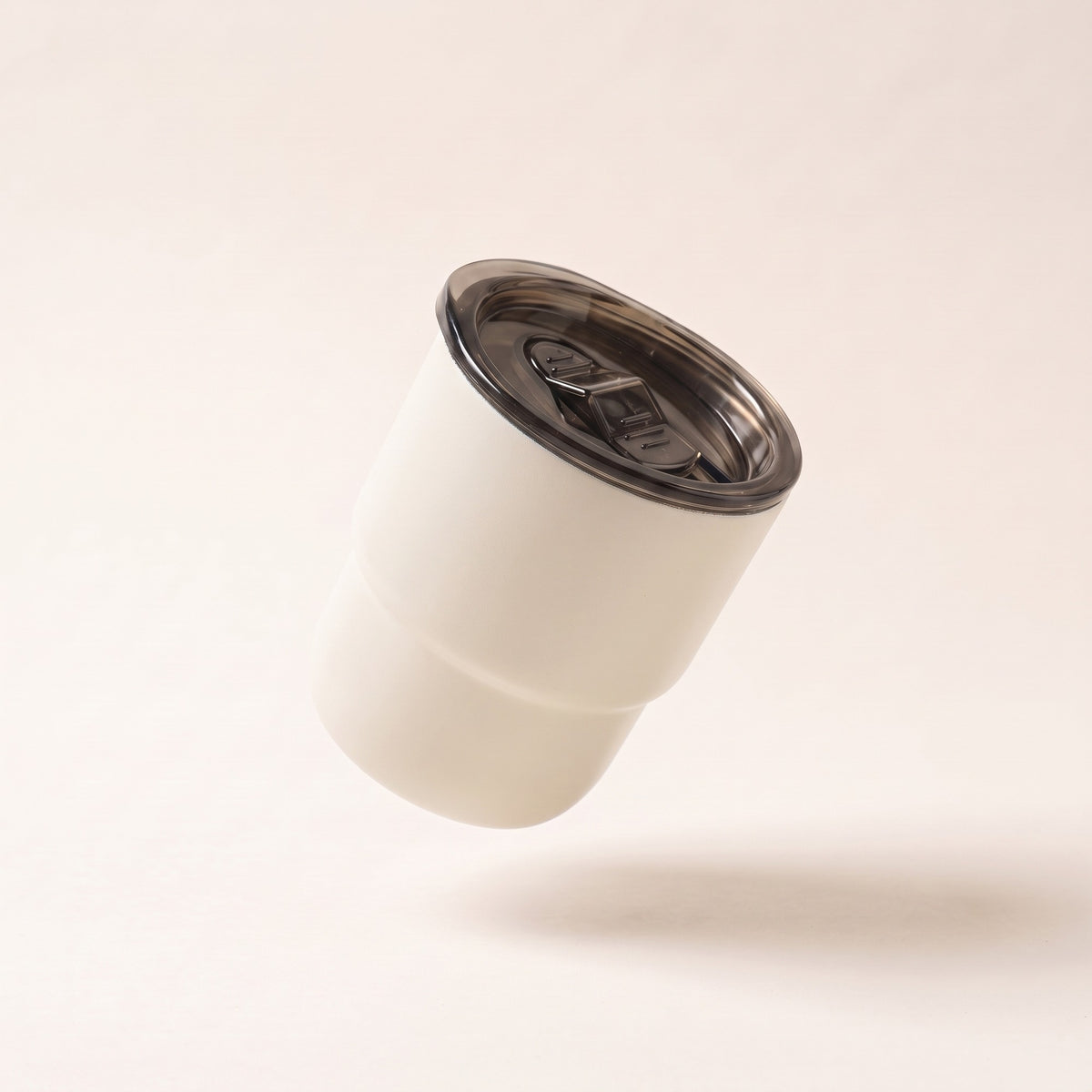 Tasse isotherme galbée blanc ivoire 235 ml, couvercle fumé, fond crème