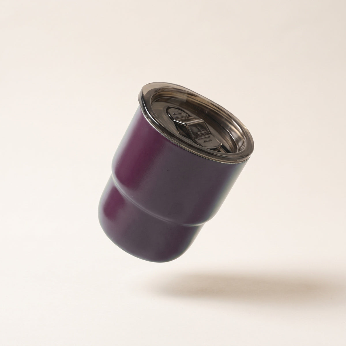 Tasse isotherme galbée bordeaux 235 ml, couvercle fumé, fond crème