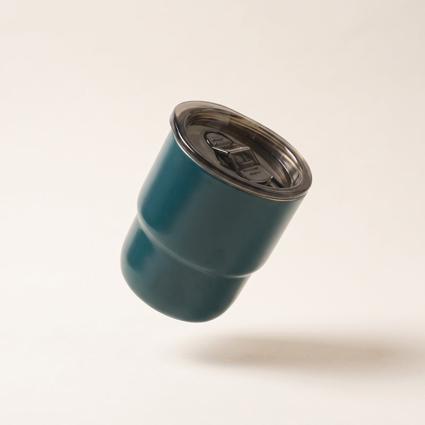 Tasse isotherme Hélios galbée 235 ml, inox, coloris vert sapin, couvercle à glissière, fond crème