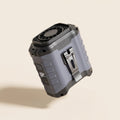 Ventilateur de ceinture gris avec batterie externe, grille du ventilateur sur le dessus et clip métal