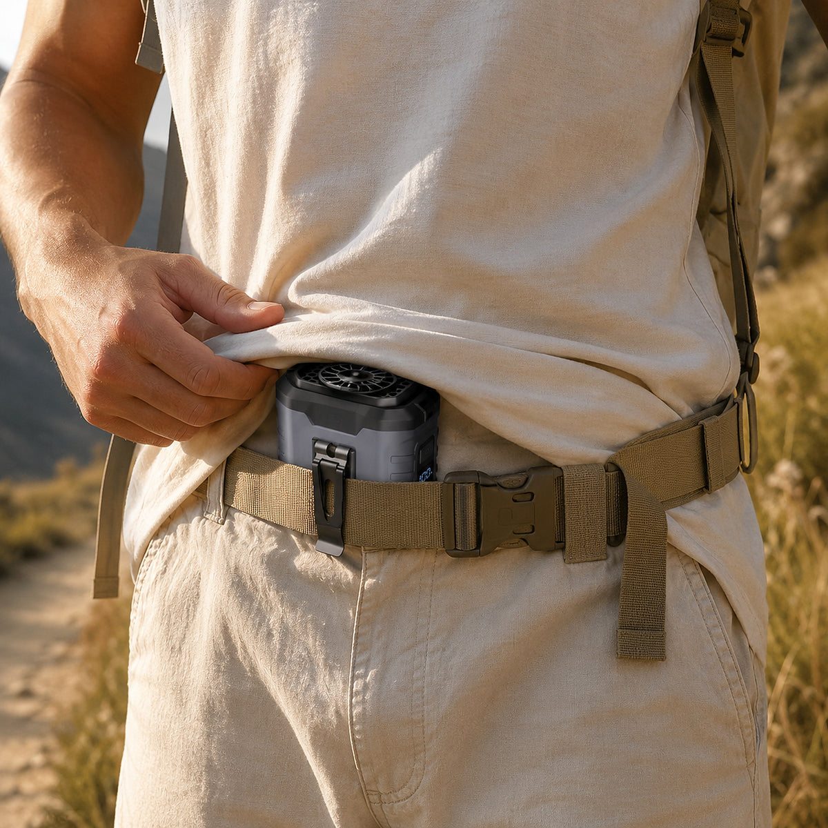 Ventilateur Grande Autonomie Hélios porté à la ceinture d'un sac de randonnée, sentier de montagne