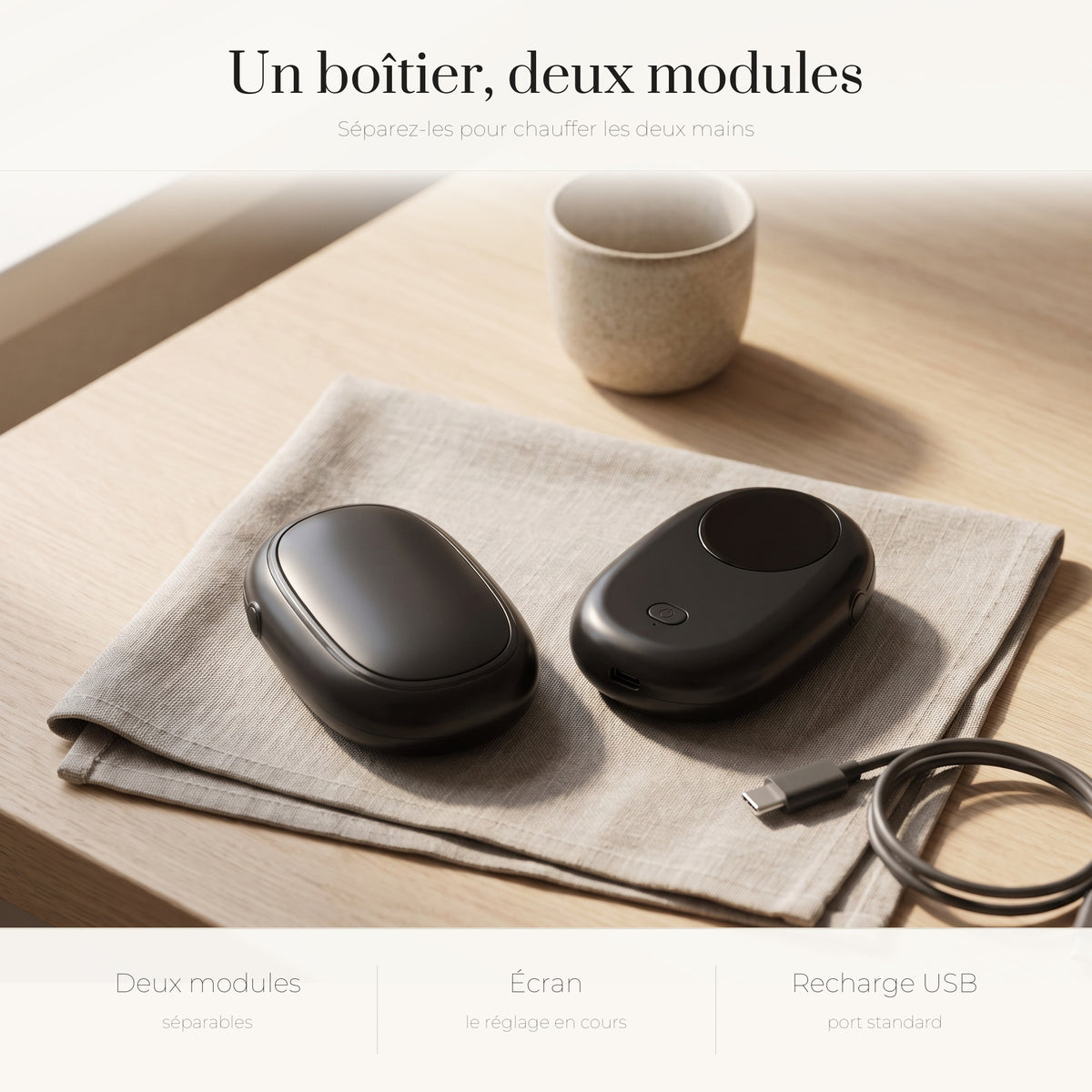 Le boîtier du chauffe-mains de poche séparé en deux modules, sur une table en chêne