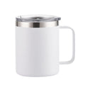 Packshot studio du mug blanc mat avec anse et couvercle transparent, trois quarts face sur fond blanc.
