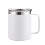 Packshot studio du mug blanc mat avec anse et couvercle transparent, trois quarts face sur fond blanc.