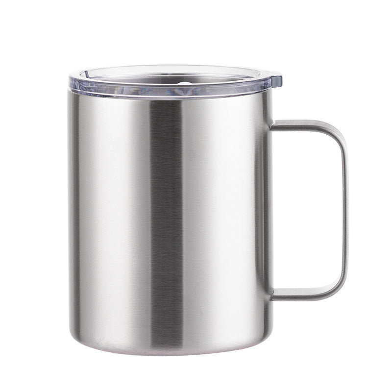 Packshot studio du mug en inox brosse nu avec anse et couvercle transparent, trois quarts face sur fond blanc.