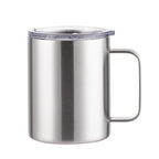 Packshot studio du mug en inox brosse nu avec anse et couvercle transparent, trois quarts face sur fond blanc.